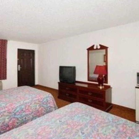 Econo Lodge At Nasa Webster Room photo
