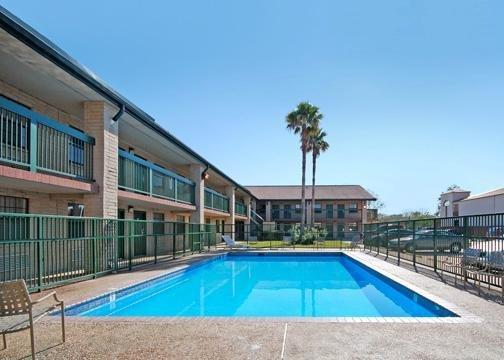 Econo Lodge At Nasa Webster Exterior photo